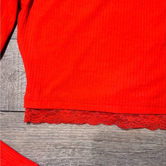 Red cropped long sleeve with lace - Picture 4 of 5
